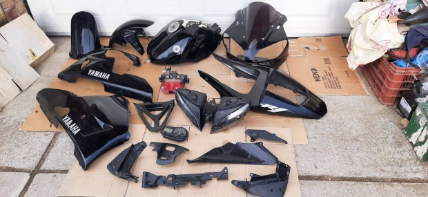 Yamaha R1/2000-01 Idomok lámpák tank műszefal egyben eladók