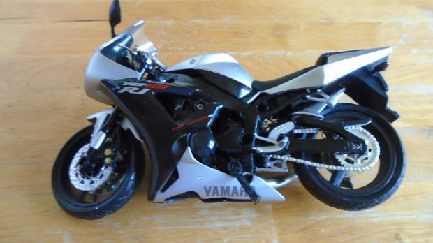 Yamaha R1 Motor Modell - fekete-ezst szn, fm - jszer