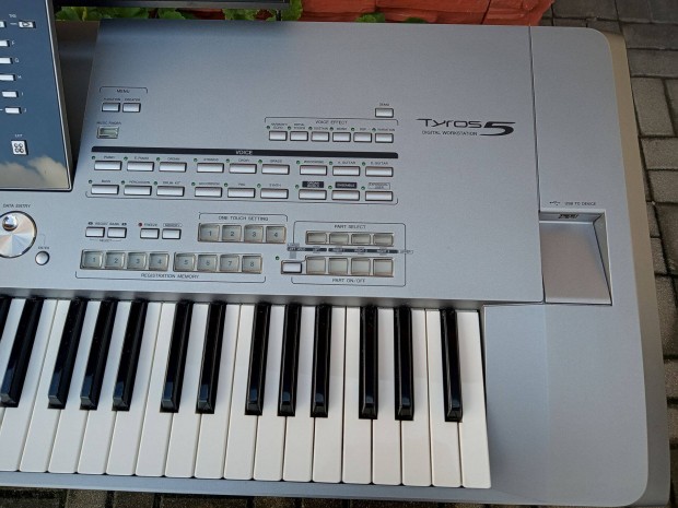 Yamaha Tyros 5 76