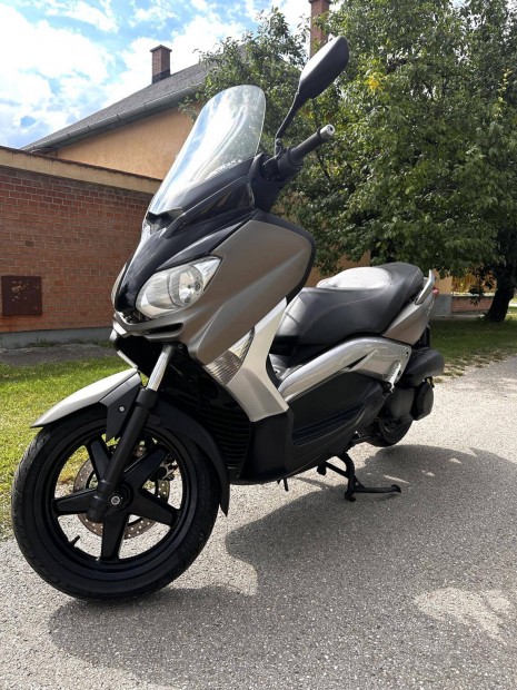 Yamaha X-Max 250