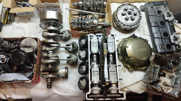 Yamaha Xj6 09'-es motorblokk bontva ami a képen