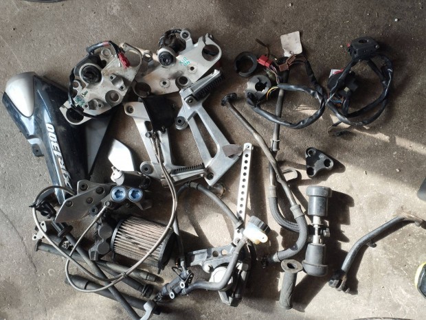 Yamaha Xjr 1300 alkatr�sz 1998