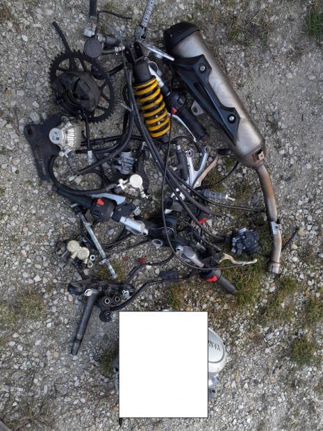 Yamaha Yzf 125 alkatr�sz , korm�ny