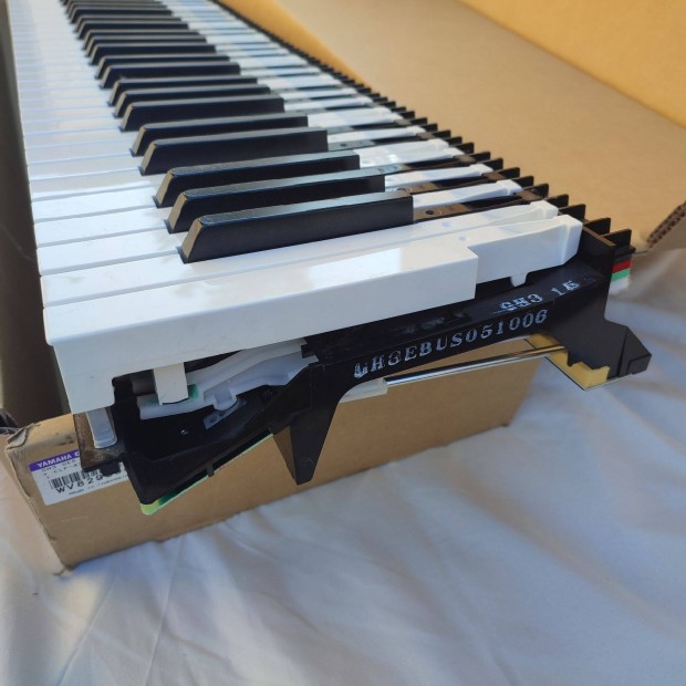Yamaha digitlis zongorabillentyzet, billentyzet j