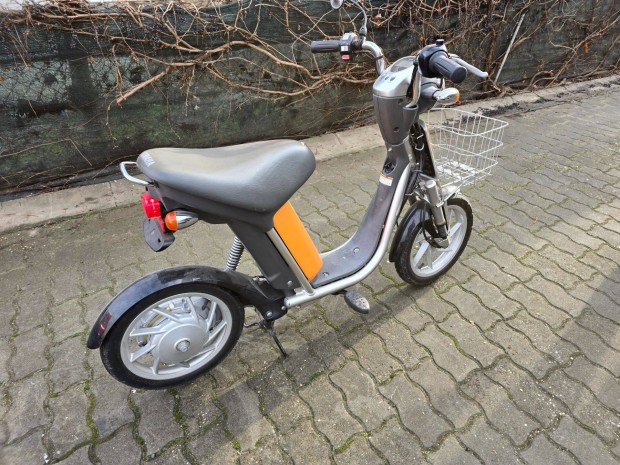 Yamaha elektromos robog�