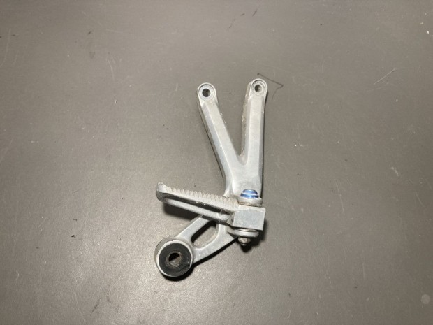 Yamaha r6 1999-2002 jobb h�ts� l�btart� konzol