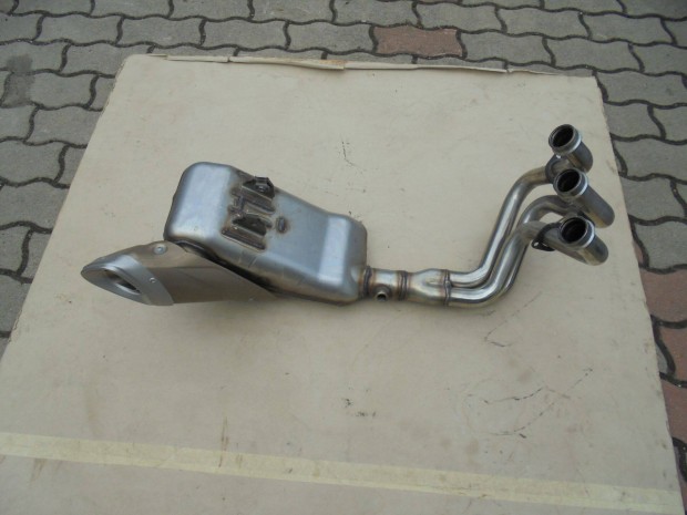 Yamaha �j kipufog� rendszer elad�