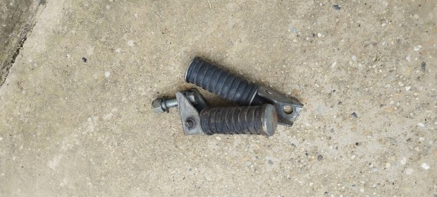 Yamaha xz550 hátsó lábtartó pár