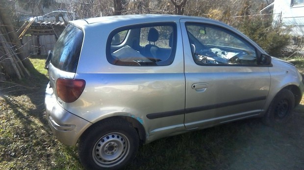 Yaris 1,0 ajt�k, k�sz�b�k kertemben v�ghat�k 2002-es, Bud�n