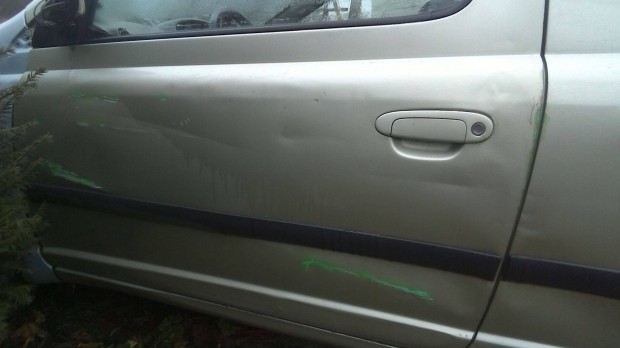 Yaris 1,0 ajt�k �veggel, j� k�sz�b�k v�ghat�k este Bud�n 2002-eses