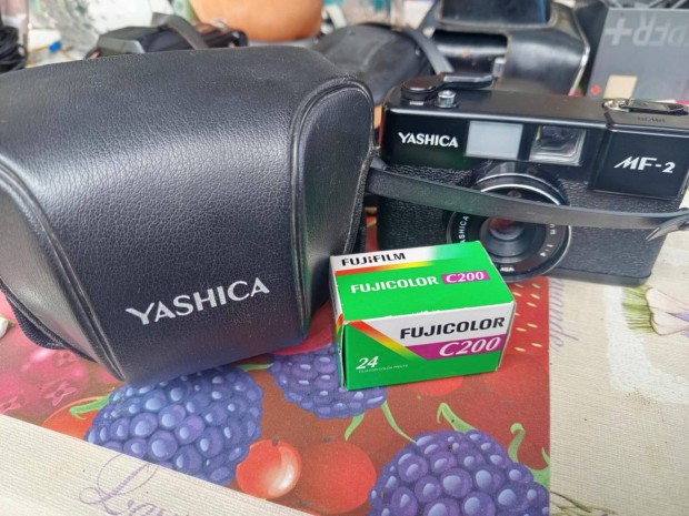 Yashica MF - 2 analóg fényképező tokjával