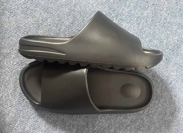 Yeezy slide papucs