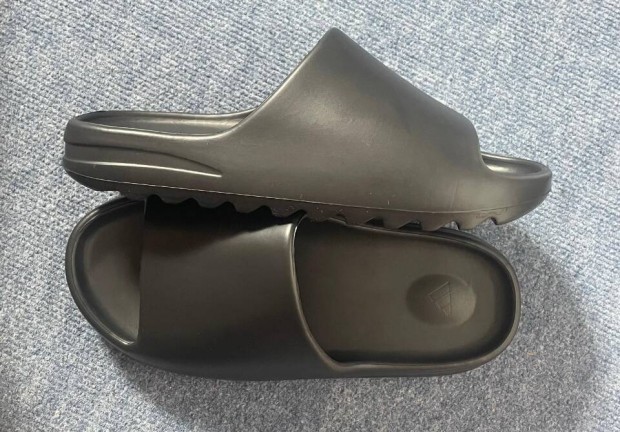 Yeezy slide papucs