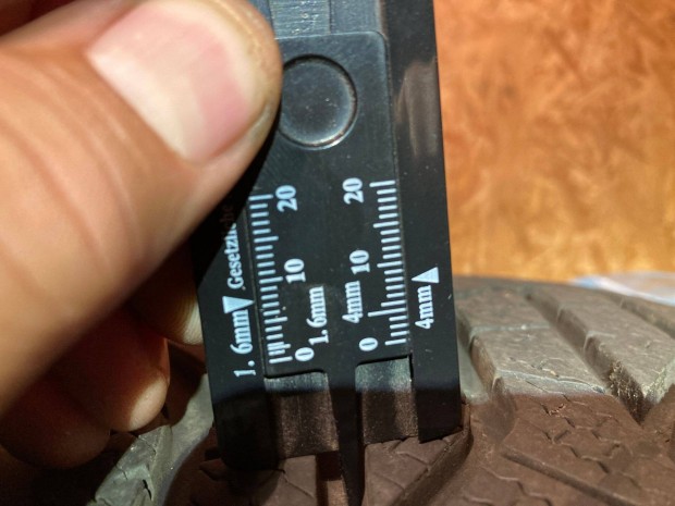 Yokohama 225 45 R 17 Tli Gumi 7 mm-es