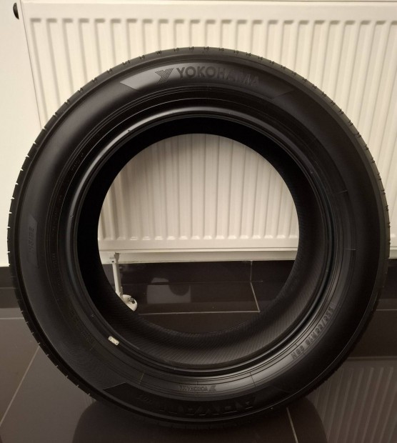 Yokohama Advan V61 225/55 R18