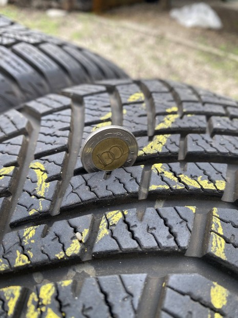 Yokohama Bluearth-Winter V906 SUV 215/60 R17 