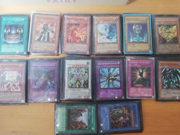 Yugioh holofoil kártyák 142db