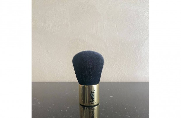 Yves Saint Laurent Beauty kabuki ecset