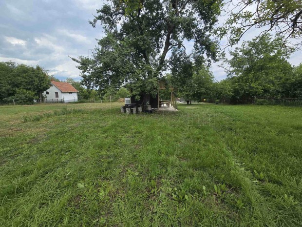 ZÁRTKERTI INGATLAN CSENDES, NYUGODT KÖRNYEZETBEN