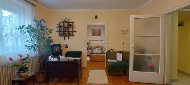 Z�RT UDVARI PARKOL�, K�Z�S �S SAJ�T T�ROL�, I. EMELET, KIT�N�