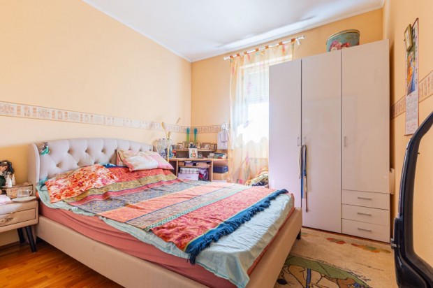 ZUGL� MELLETT 3 szintes, csendes �N�LL� CSAL�DI H�Z