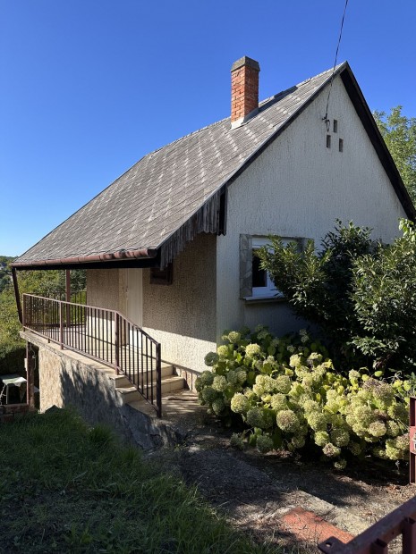 Zalaegerszeg, J�nkahegy� panor�m�s, k�t szintes t�gla h�zik�,