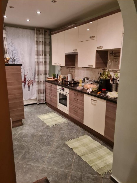 Zalaegerszegen 2 szintes h�z