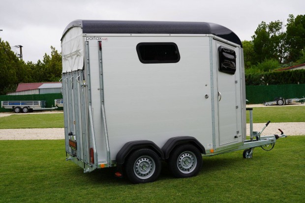 Zalaegerszegen új lószállító utánfutó rendszámmal bruttó 4.990.000 Ft