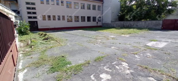 Zalaegerszegi irodaház udvarral garázsokkal eladó