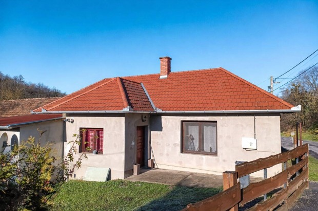 Zalak�vesk�ton teljesen fel�j�tott csal�di h�z