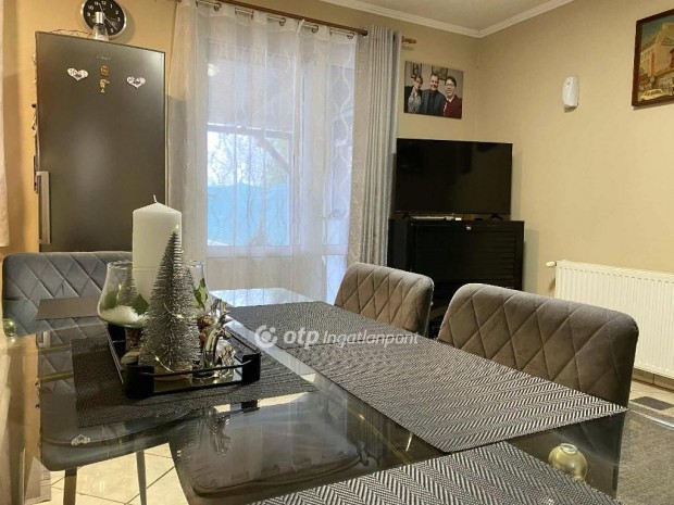 Zam�rdii 136 nm-es lak�s elad�