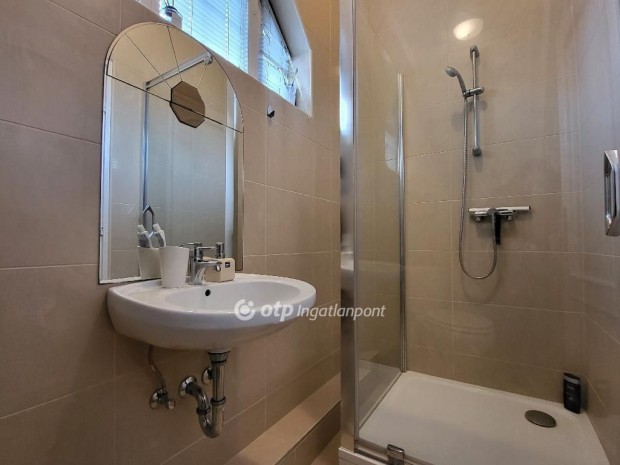 Zam�rdii 210 nm-es h�z elad�