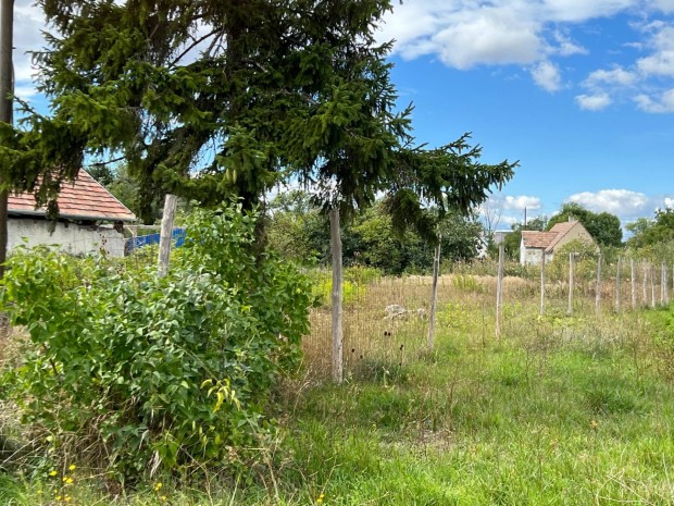 Z�molyon, 858 nm-es �p�t�si telek elad�!