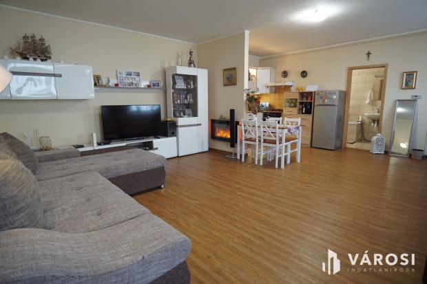 Z�rt udvaros t�rsash�zban, f�ldszinti sz�p lak�s