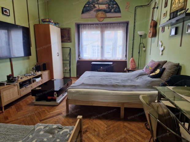 Zeneiskol�hoz k�zeli 1 szob�s h�zr�sz elad� Baj�n