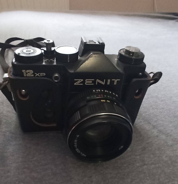 Zenit 12XP fényképezőgép tokkal