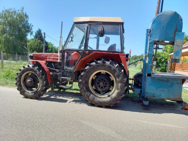 Zetor 6245 traktor 700-as szalagfűrészgéppel