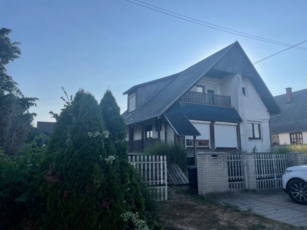 Zichyjfalu, Lenkei t utca, 132 m2-es, csaldi hz, 4 szobs