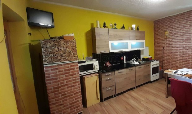 Zim�nyban fel�j�tott csal�di h�z elad�