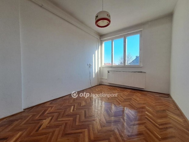 Zirci 77 nm-es lak�s elad�