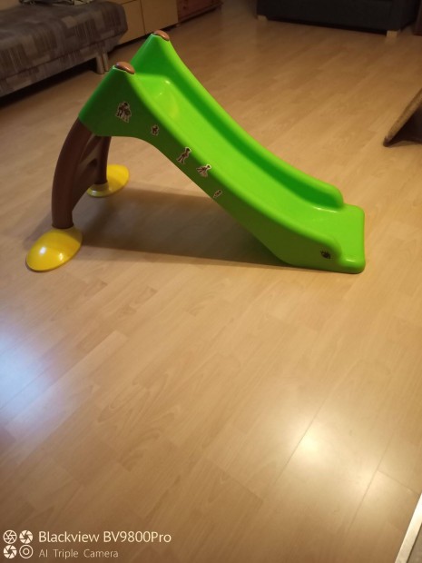 Zöld műanyag csúszda