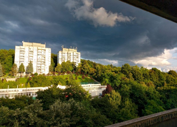 Z�ld ter�letre n�z� lak�s a M�rcius 15. �ton