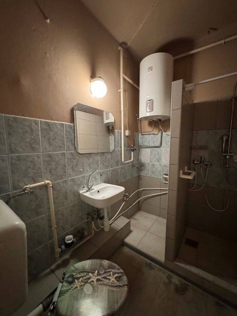 Z�ld�vezetben A Belv�ros K�zel�ben Garzonlak�s Elad� !