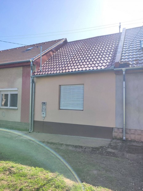 Zombán 2 szobás sorház kis udvarral eladó!