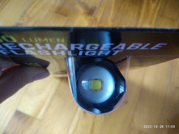 Zoomolható nagy fényerejű 800 lumen lithium-ion akkus LED zseblámpa
