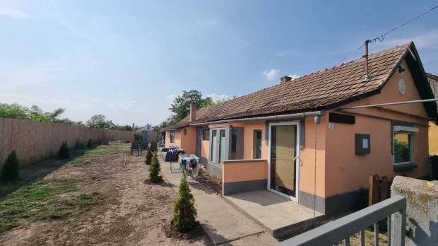 Zsákán 90 m2-es, 1+3 félszobás, 2 generációs családi ház eladó