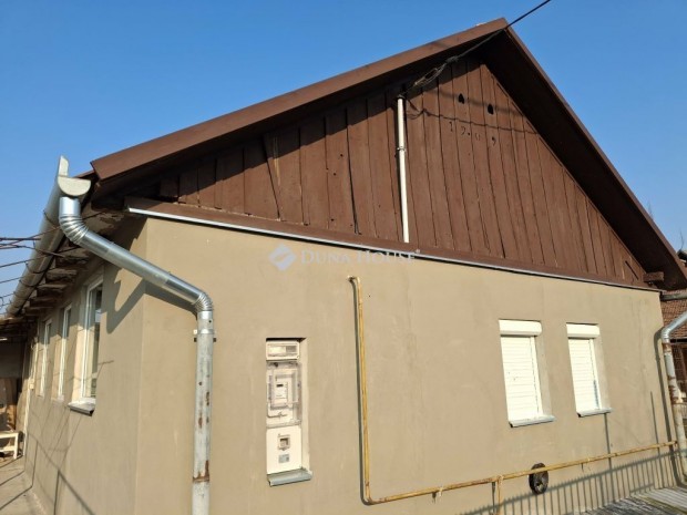 Zs�k�n elad� csal�di h�z