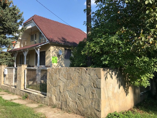 Zsámbék családi kertes ház szuterénnel melléképülettel eladó