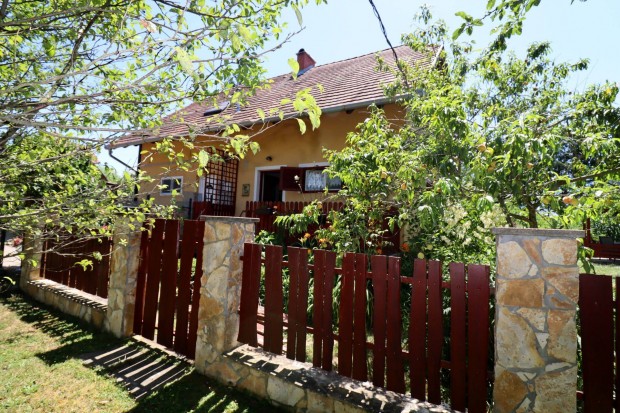 Zsennyn, 90 m2-es, btorozott nyaral elad!