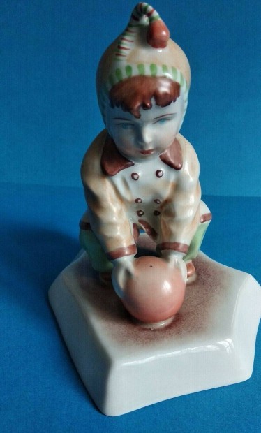Zsolnay Labds Gyermek Porceln Figura